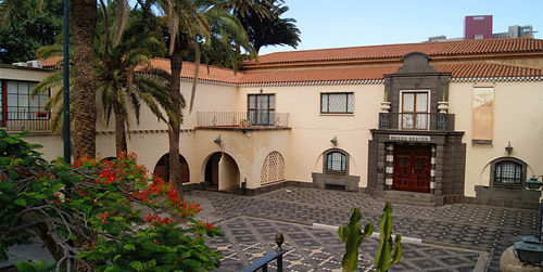 Fachada del Museo Néstor, en el Pueblo Canario