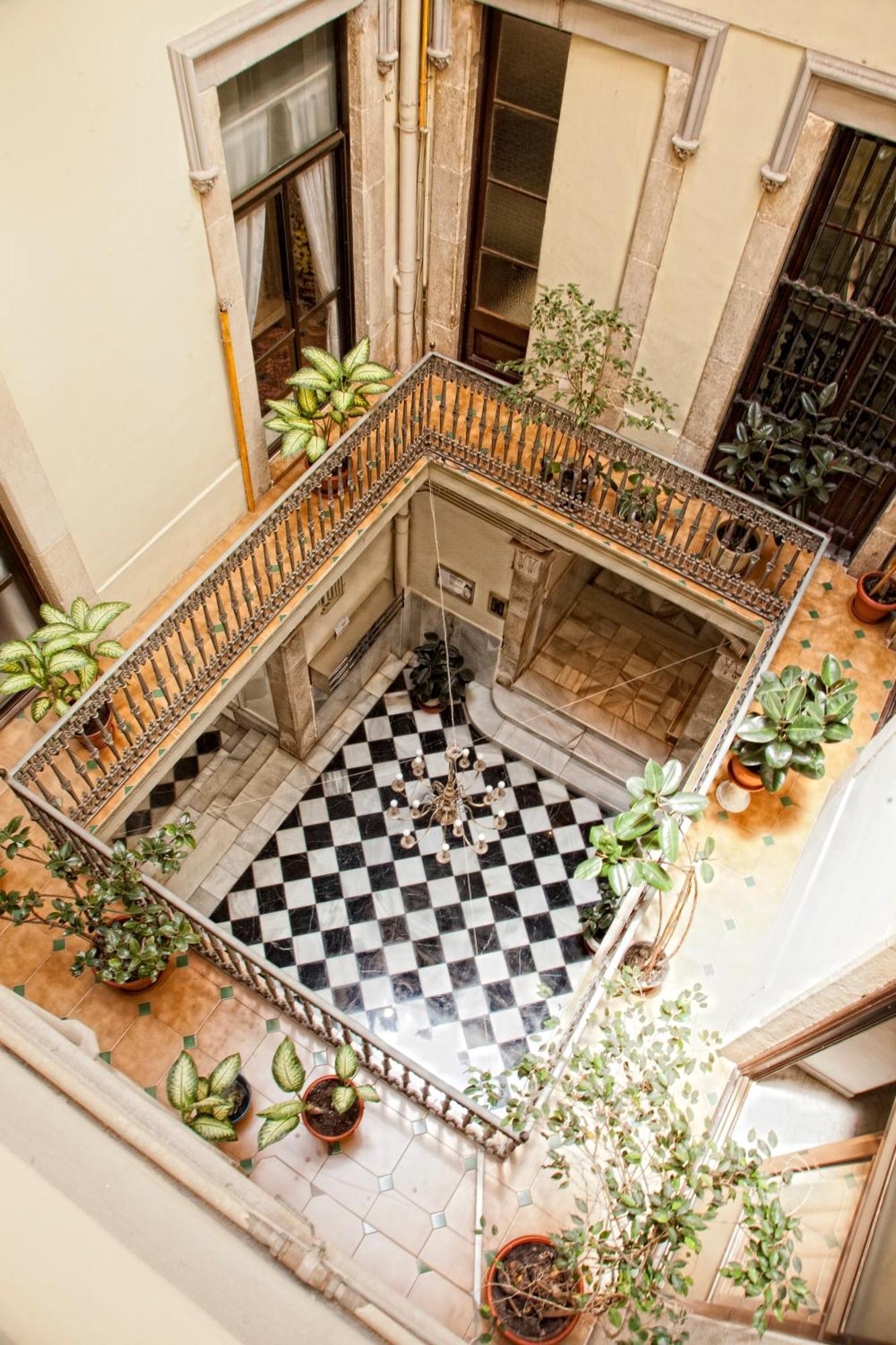 15 Hoteles Céntricos en el Raval de Barcelona que Debes Conocer