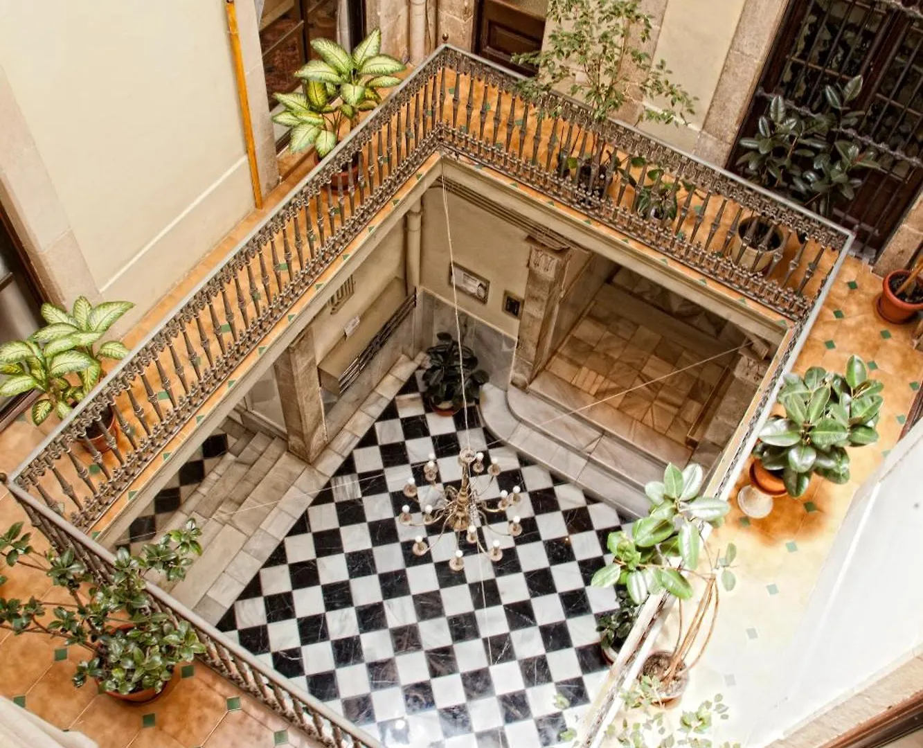 Alojarse en el Gótico: 9 Hoteles Baratos Comparados