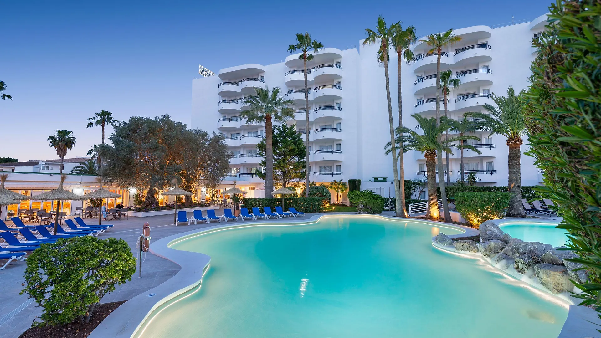 7 Hoteles Céntricos cerca de la Parroquia del Carmen que Vale la Pena Reservar