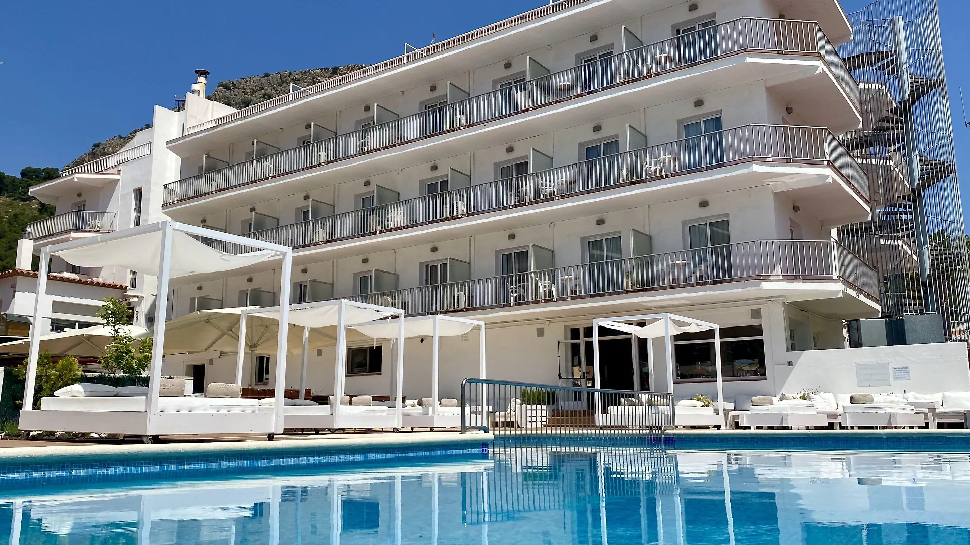 8 Hoteles Céntricos cerca del Golf de Pula con Fácil Acceso