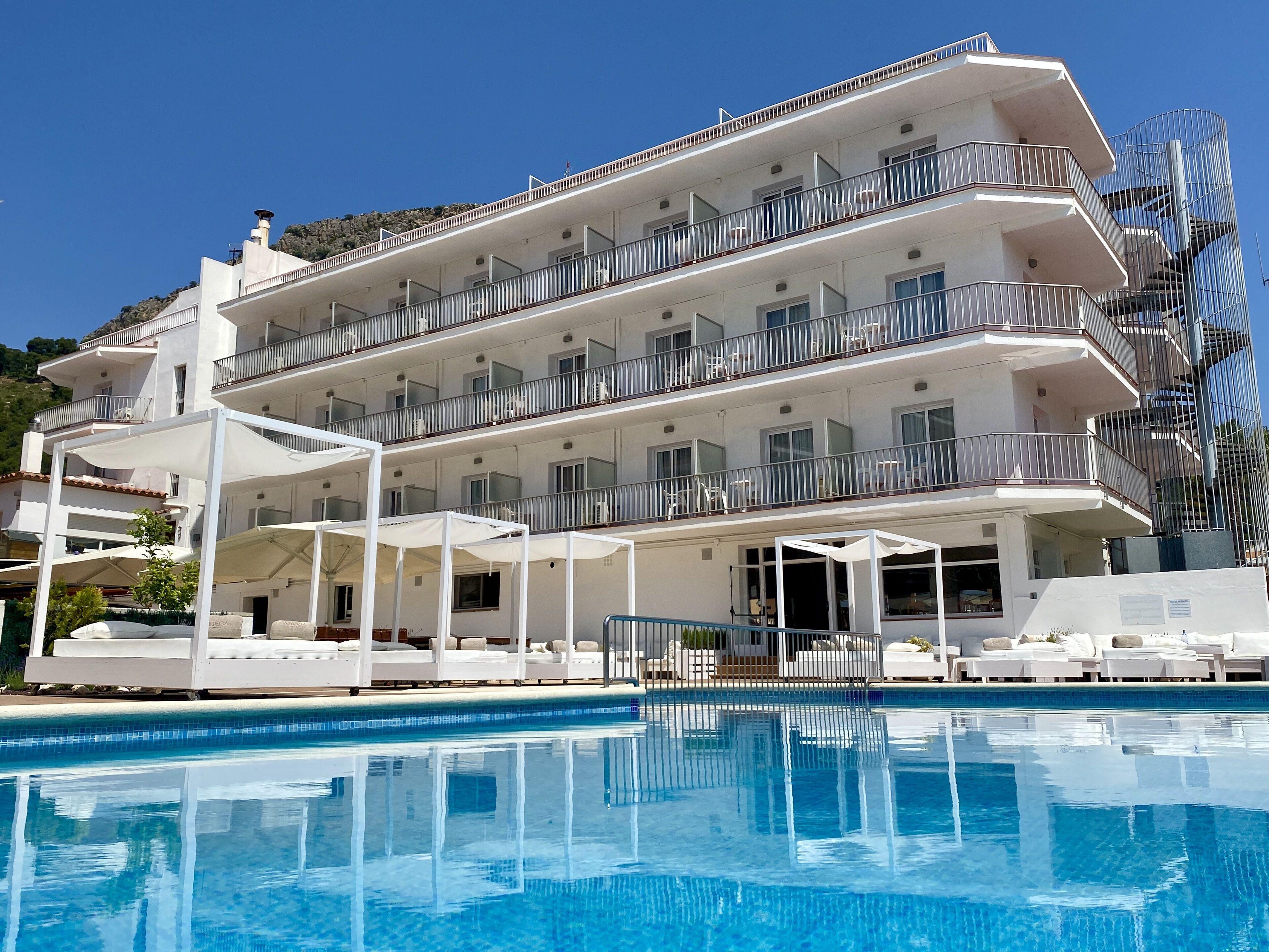 8 Hoteles Céntricos cerca del Golf de Pula con Fácil Acceso